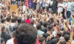 स्कूल में बच्ची के कथित यौन उत्पीड़न को लेकर बवाल- रोकी गई ट्रेन स्कूल में बच्ची के कथित यौन उत्पीड़न को लेकर बवाल- रोकी गई ट्रेन