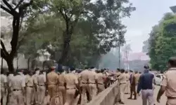 स्कूल में दो बच्चों से यौन शोषण- भीड़ ने स्कूल में की तोड़फोड़ स्कूल में दो बच्चों से यौन शोषण- भीड़ ने स्कूल में की तोड़फोड़