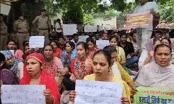 शिक्षक अभ्यर्थियों ने निदेशालय पर डाला डेरा- बोले जब तक सरकार नहीं..