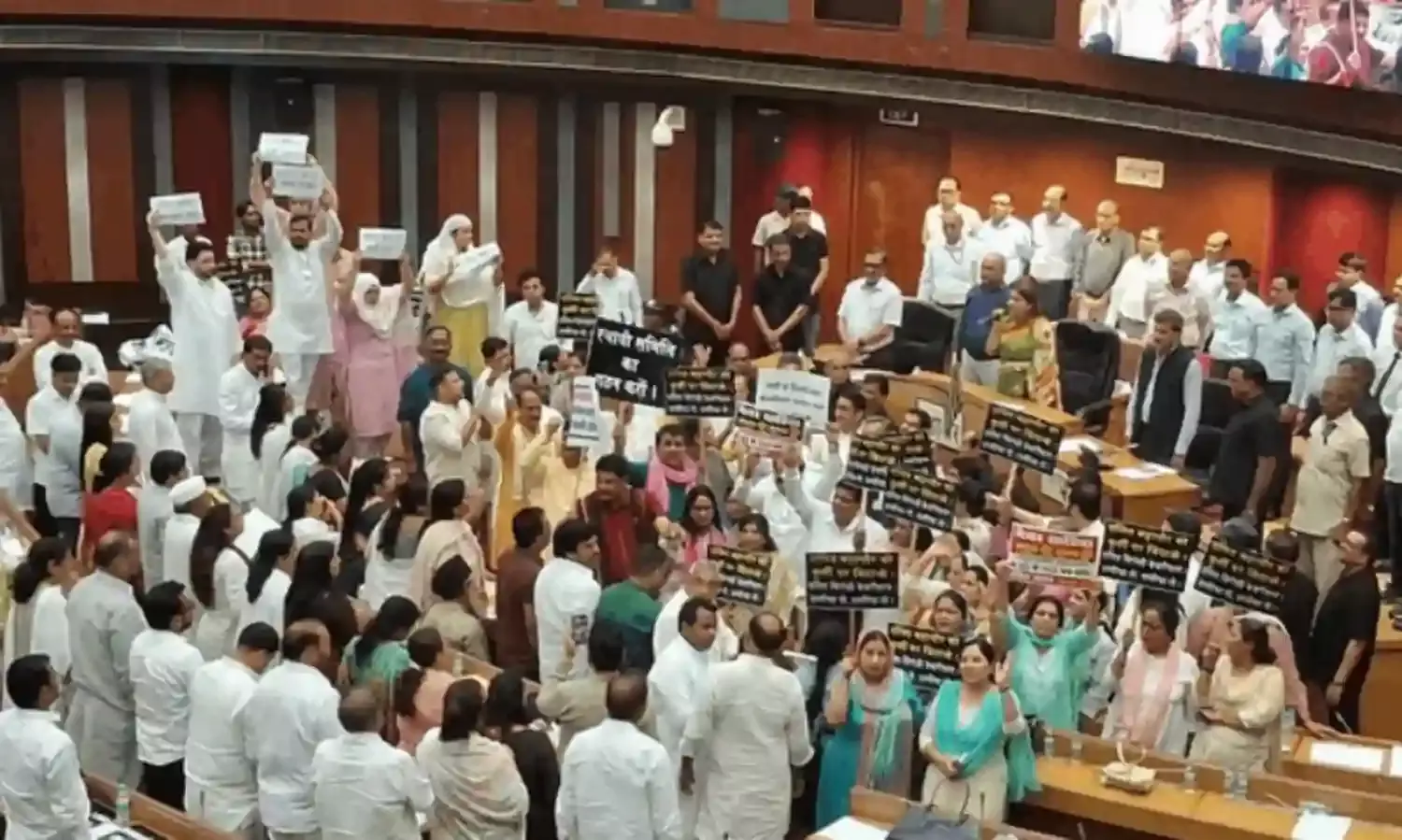 सदन में जोरदार हंगामा-कांग्रेस BJP पार्षद आपस में भिड़े-पार्षद निलंबित