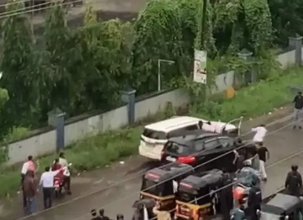ड्राइवर की तकरार- मारी एक दूसरे की कार में टक्कर-उडाये दरवाजे ड्राइवर की तकरार- मारी एक दूसरे की कार में टक्कर-उडाये दरवाजे