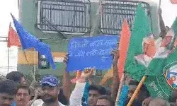 भारत बंद- सड़क पर जलाए टायर- ट्रैक पर कब्जा कर रोकी ट्रेन भारत बंद- सड़क पर जलाए टायर- ट्रैक पर कब्जा कर रोकी ट्रेन