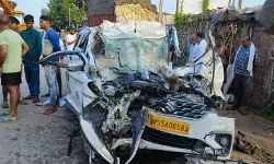 हाईवे पर हादसा- खड़े ट्रक में घुसी बेकाबू कार -चार की मौत