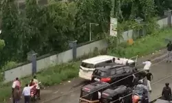 ड्राइवर की तकरार- मारी एक दूसरे की कार में टक्कर-उडाये दरवाजे ड्राइवर की तकरार- मारी एक दूसरे की कार में टक्कर-उडाये दरवाजे