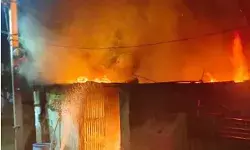 स्पोर्ट्स बियर कारखाने में लगी भीषण आग- 70 लाख का सामान जलकर खाक स्पोर्ट्स बियर कारखाने में लगी भीषण आग- 70 लाख का सामान जलकर खाक