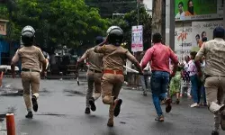 बदलापुर रेप कांड बवाल पर एक्शन में पुलिस-40 अरेस्ट, 300 FIR बदलापुर रेप कांड बवाल पर एक्शन में पुलिस-40 अरेस्ट, 300 FIR