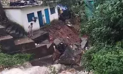 बरपा बारिश का कहर-पानी के सैलाब मे बही सड़कें- घरों में घुसा मलबा,तबाह