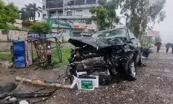 काल बनकर दौड़ी कार ने ई-रिक्शा के उडाये परखच्चे- महिला समेत 4 की मौत काल बनकर दौड़ी कार ने ई-रिक्शा के उडाये परखच्चे- महिला समेत 4 की मौत