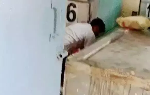 चीर घर में लाशों के बीच अश्लीलता- डीप फ्रीजर के समीप किया सेक्स चीर घर में लाशों के बीच अश्लीलता- डीप फ्रीजर के समीप किया सेक्स