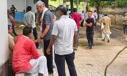 सड़क पर बैठी मौत माता पिता समेत पांच लोगों की ले गई जिंदगी