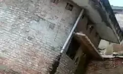 तेज बारिश से आई दरार के बाद भरभराकर गिरा मकान कुएं में समाया- परिवार.. तेज बारिश से आई दरार के बाद भरभराकर गिरा मकान कुएं में समाया- परिवार..