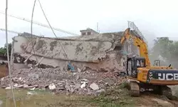 सामूहिक दुष्कर्म के आरोपी के कॉम्प्लेक्स पर चला बुलडोजर सामूहिक दुष्कर्म के आरोपी के कॉम्प्लेक्स पर चला बुलडोजर