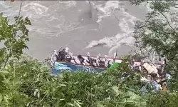 यात्रियों को लेकर जा रही भारतीय बस नेपाल में नदी में गिरी यात्रियों को लेकर जा रही भारतीय बस नेपाल में नदी में गिरी