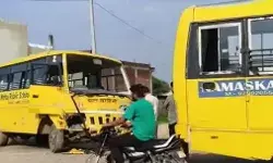बच्चों से भरी तेज रफ्तार दो बसों की आमने सामने की टक्कर- दर्जनों बच्चे बच्चों से भरी तेज रफ्तार दो बसों की आमने सामने की टक्कर- दर्जनों बच्चे