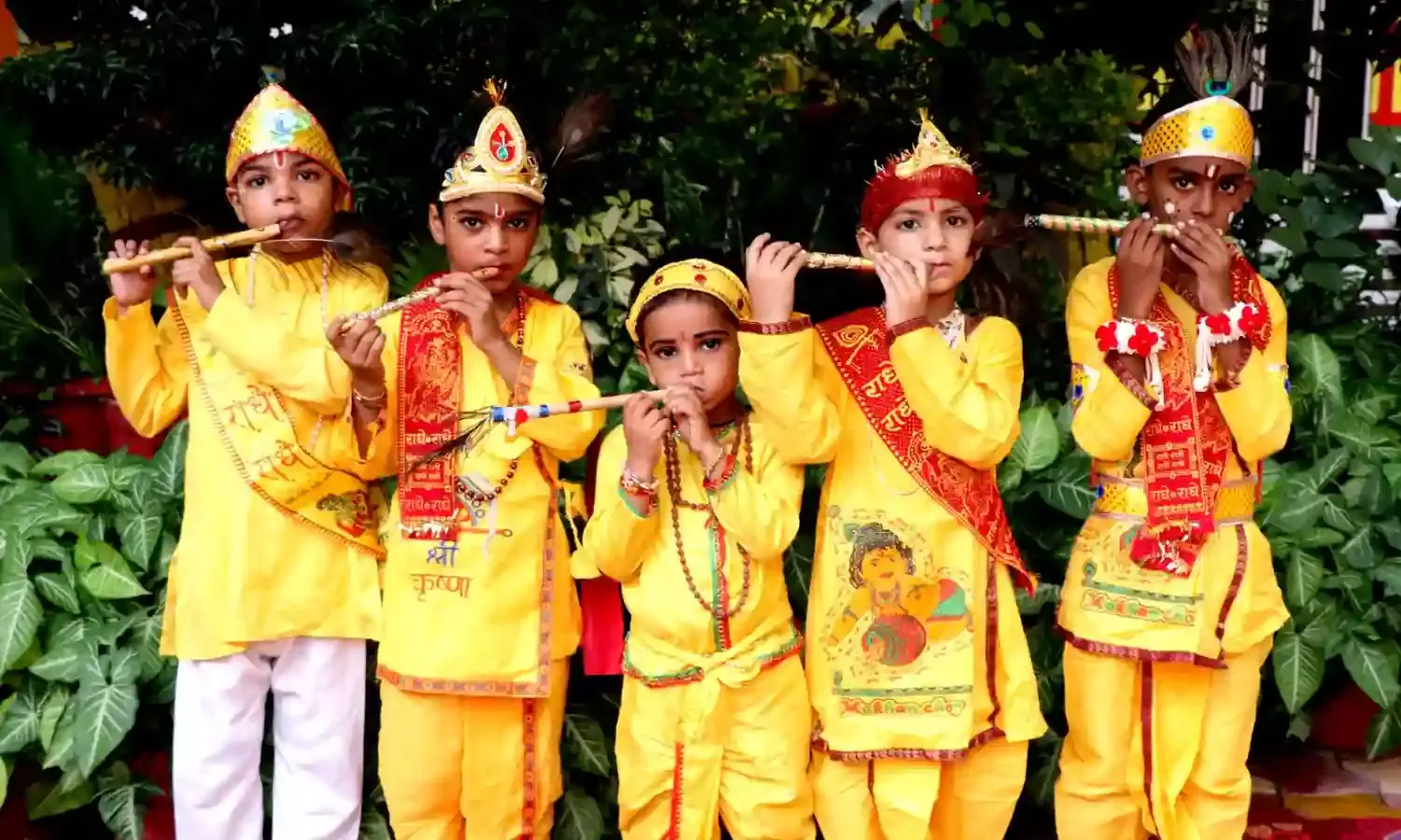 जनमाष्टमी पर स्कूल में राधा-कृष्ण की वेशभूषा में दिखे नन्हें-मुन्हें बच्चे