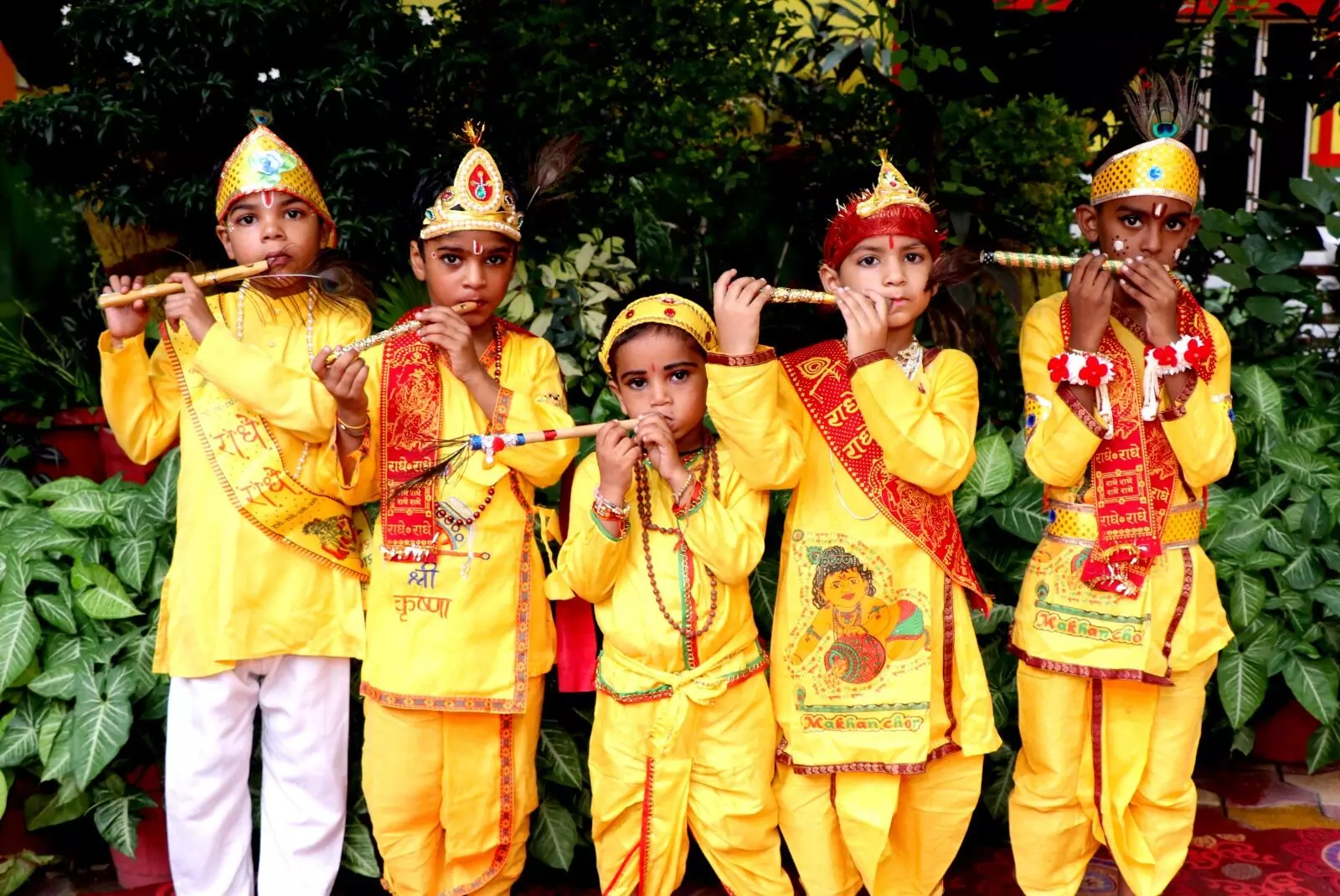 जनमाष्टमी पर स्कूल में राधा-कृष्ण की वेशभूषा में दिखे नन्हें-मुन्हें बच्चे जनमाष्टमी पर स्कूल में राधा-कृष्ण की वेशभूषा में दिखे नन्हें-मुन्हें बच्चे