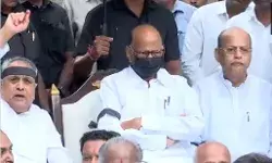 बदलापुर कांड- महा विकास अघाडी का सरकार के खिलाफ मोर्चा- बैठे धरने पर