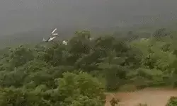 पुणे में निजी कंपनी का हेलीकॉप्टर क्रैश- पायलट समेत तीनों सवारिया.... पुणे में निजी कंपनी का हेलीकॉप्टर क्रैश- पायलट समेत तीनों सवारिया....