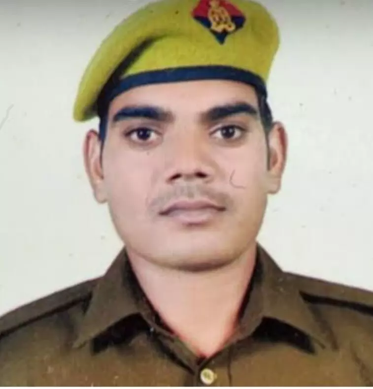 पत्नी से विवाद के बाद पीएसी के जवान ने ट्रेन के आगे कूदकर की आत्महत्या पत्नी से विवाद के बाद पीएसी के जवान ने ट्रेन के आगे कूदकर की आत्महत्या