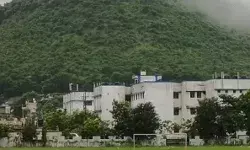 पानी के साथ रेलवे ट्रैक की मिट्टी बहने से ट्रेनों के थमें पहिए पानी के साथ रेलवे ट्रैक की मिट्टी बहने से ट्रेनों के थमें पहिए