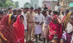 ईंटों भरी ट्रैक्टर ट्राली से कुचलकर व्यक्ति की मौत- हादसे के विरोध.... ईंटों भरी ट्रैक्टर ट्राली से कुचलकर व्यक्ति की मौत- हादसे के विरोध....
