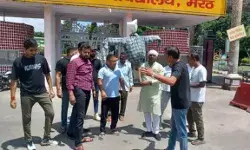 यूनिवर्सिटी के बाहर छात्रों ने भाजपा विधायक का पुतला जलाया यूनिवर्सिटी के बाहर छात्रों ने भाजपा विधायक का पुतला जलाया