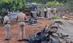 जोरदार ब्लॉस्ट से उड़ी पटाखा फैक्ट्री- धमाके में दो लोगों की मौत जोरदार ब्लॉस्ट से उड़ी पटाखा फैक्ट्री- धमाके में दो लोगों की मौत