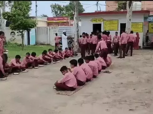 छात्रों को तिलक लगाकर आने से मना एवं मुस्लिम छात्रों को टोपी पहनकर... छात्रों को तिलक लगाकर आने से मना एवं मुस्लिम छात्रों को टोपी पहनकर...