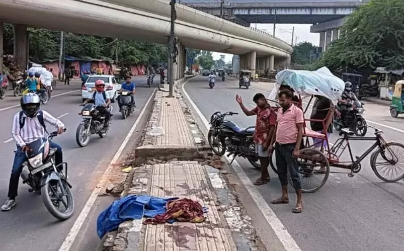 बेकाबू ट्रक ने फुटपाथ पर सोए 5 लोगों को कुचलकर धरती की खून से लाल बेकाबू ट्रक ने फुटपाथ पर सोए 5 लोगों को कुचलकर धरती की खून से लाल