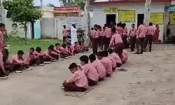 छात्रों को तिलक लगाकर आने से मना एवं मुस्लिम छात्रों को टोपी पहनकर...