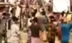 काली मंदिर में मूर्ति तोड़फोड़ के बाद बवाल- दर्जनों घर किये आग के हवाले काली मंदिर में मूर्ति तोड़फोड़ के बाद बवाल- दर्जनों घर किये आग के हवाले