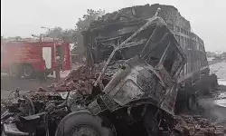 3 वाहनों की भीषण टक्कर के बाद ट्रक में लगी आग में ड्राइवर क्लीनर.... 3 वाहनों की भीषण टक्कर के बाद ट्रक में लगी आग में ड्राइवर क्लीनर....