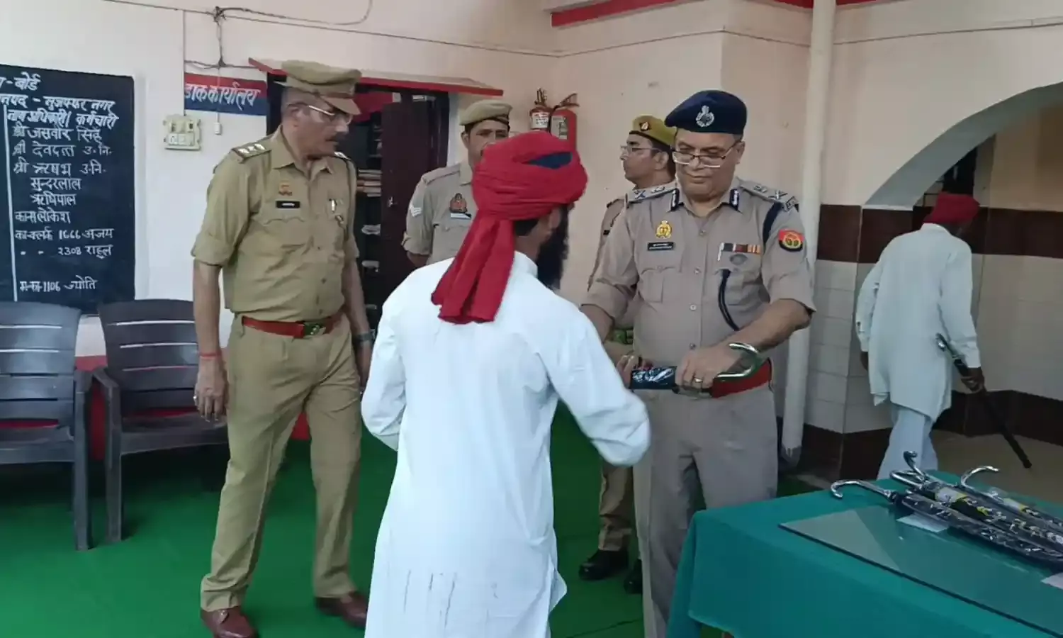 ADG ने थाने के निरीक्षण के बाद ग्राम प्रहरियों को वितरित किए छाते