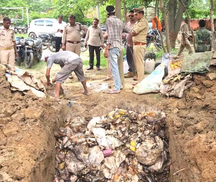 थाने पर नष्ट कराई गई 7 लाख की अवैध शराब- अफसर खुद रहे मौजूद थाने पर नष्ट कराई गई 7 लाख की अवैध शराब- अफसर खुद रहे मौजूद