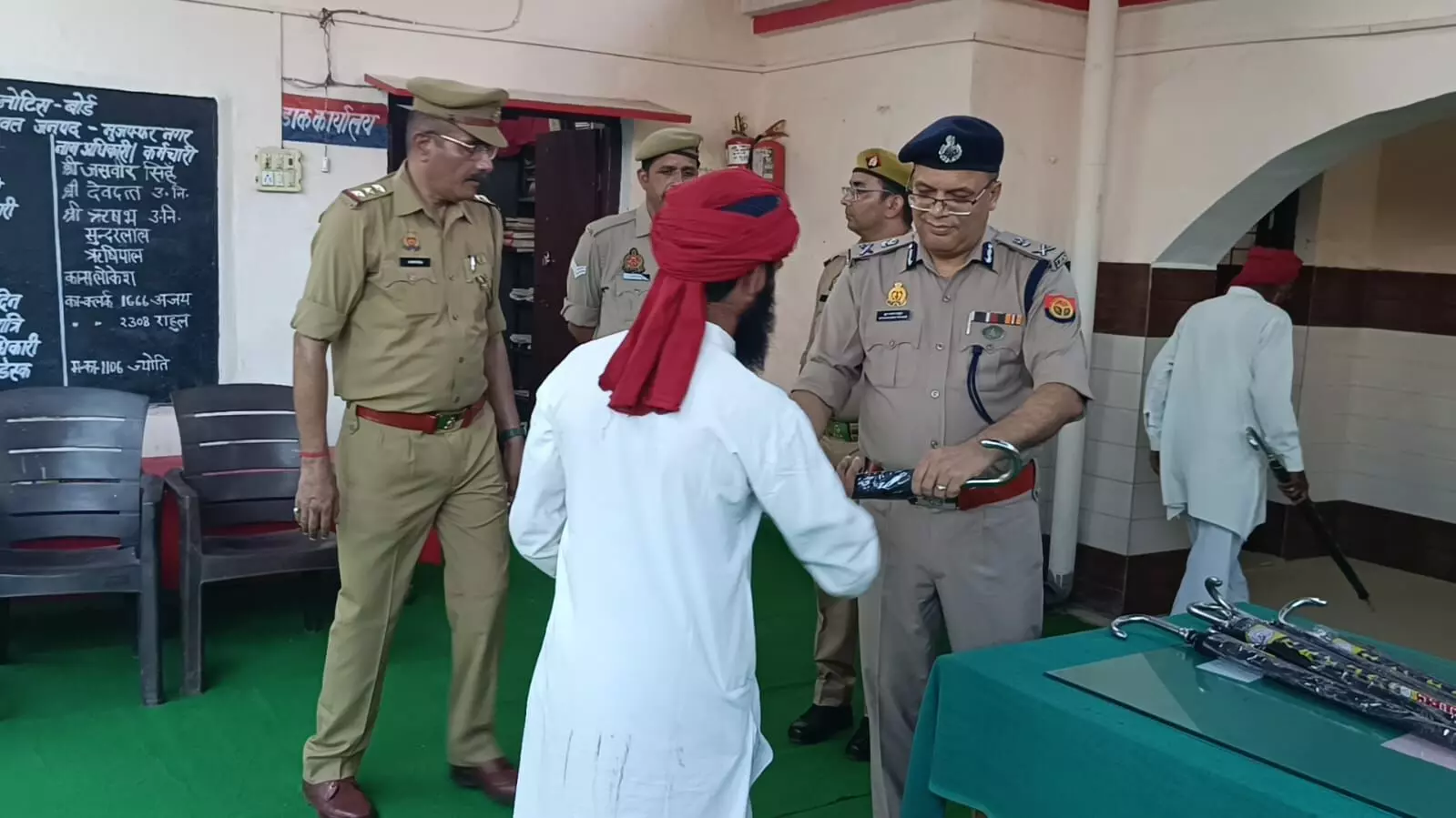 ADG ने थाने के निरीक्षण के बाद ग्राम प्रहरियों को वितरित किए छाते