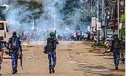 विभिन्न हिस्सों में तीन अलग-अलग बम हमले के बाद 11 उग्रवादी गिरफ्तार