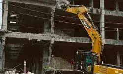 सपा नेता हाजी रजा की विवादित बिल्डिंग पर चला बाबा का बुलडोजर सपा नेता हाजी रजा की विवादित बिल्डिंग पर चला बाबा का बुलडोजर