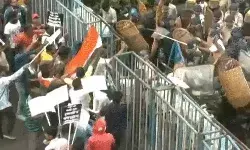 स्टूडेंट का प्रोटेस्ट मार्च- छात्रों ने तोड़ी बेरिकेडिंग किया पथराव