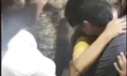 तिहाड़ जेल से बाहर आई पूर्व सीएम की बेटी- बाहर निकलते ही मिली अपने... तिहाड़ जेल से बाहर आई पूर्व सीएम की बेटी- बाहर निकलते ही मिली अपने...