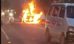 आर्मी वर्कशॉप के पास सड़क पर दौड़ती कार बनी आग का गोला- भीतर बैठे... आर्मी वर्कशॉप के पास सड़क पर दौड़ती कार बनी आग का गोला- भीतर बैठे...