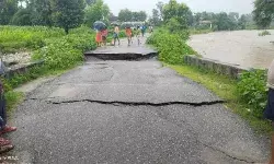 अब एक और पुल धंसा- कई गांव का टूटा संपर्क जनजीवन हुआ अस्त व्यस्त अब एक और पुल धंसा- कई गांव का टूटा संपर्क जनजीवन हुआ अस्त व्यस्त