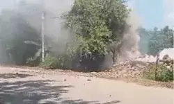 पटाखा फैक्ट्री में ब्लास्ट- धमाके में गिरा दो मंजिला मकान पटाखा फैक्ट्री में ब्लास्ट- धमाके में गिरा दो मंजिला मकान