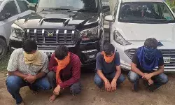 कार सवार लड़कों का तांडव- स्कूटी सवार लड़की से छेड़छाड़ कार सवार लड़कों का तांडव- स्कूटी सवार लड़की से छेड़छाड़