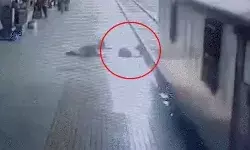 देवदूत बने जवान ने रेल पटरी पार कर रही महिला की ऐसे बचाई जान देवदूत बने जवान ने रेल पटरी पार कर रही महिला की ऐसे बचाई जान