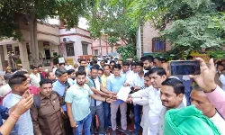 पत्रकारों के उत्पीड़न के खिलाफ फूटा गुस्सा धरने पर बैठे पत्रकार पत्रकारों के उत्पीड़न के खिलाफ फूटा गुस्सा धरने पर बैठे पत्रकार