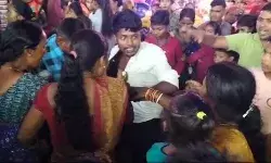 मेले में मोबाइल छीनकर भाग रहे युवक का पब्लिक ने किया ऐसा हाल मेले में मोबाइल छीनकर भाग रहे युवक का पब्लिक ने किया ऐसा हाल