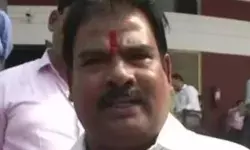 पब्लिक की सुरक्षा के बजाय पुलिसकर्मियों को धोनी पड़ रही MLA की गाडी