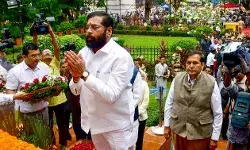 शिवाजी की प्रतिमा गिरने से डरी सरकार- माफी मांगी और पैर छूने को तैयार