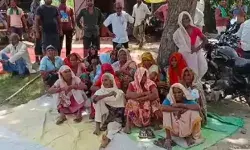 नाबालिगों को दारू बेचे जाने को लेकर बवाल- महिलाओं का ठेके के बाहर डेरा नाबालिगों को दारू बेचे जाने को लेकर बवाल- महिलाओं का ठेके के बाहर डेरा