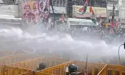 यूथ कांग्रेस आंदोलन- तोडी बेरिकेडिंग- सीएम हाऊस बढ़ने पर पानी की बौछार यूथ कांग्रेस आंदोलन- तोडी बेरिकेडिंग- सीएम हाऊस बढ़ने पर पानी की बौछार